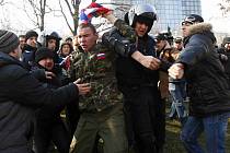 Protesty. Ukrajinští policisté zasahují na demonstraci v Doněcku. Ilustrační foto.