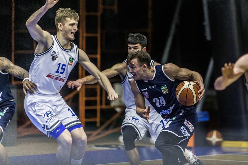 Momentka z utkání basketbalové Kooperativa NBL mezi USK Praha a Děčínem.