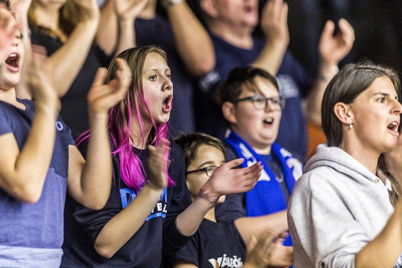 Momentka z utkání basketbalové Kooperativa NBL mezi USK Praha a Děčínem.