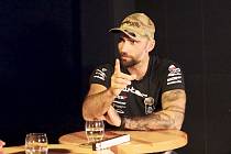 Adam Peschel je vůbec první motorkářský kaskadér a stunt rider v historii, který dokončil Dakar. Nejen o tom jsme si s ním povídali v talkshow Deník s nadhledem.
