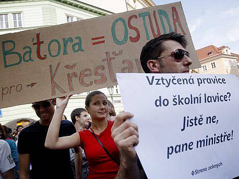 Demonstrace proti uředníkovi ministerstva školství Ladislavu Bátorovi proběhla 1. září před budovou ministerstva školství v Praze.