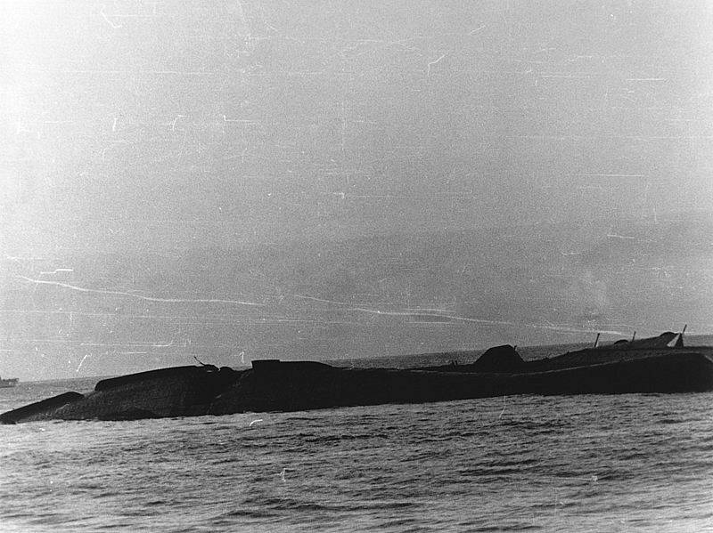 Potopení letadlové lodi USS Yorktown v roce 1942. Vrak tohoto plavidla objevil v roce 1998 oceánograf Robert Ballard.