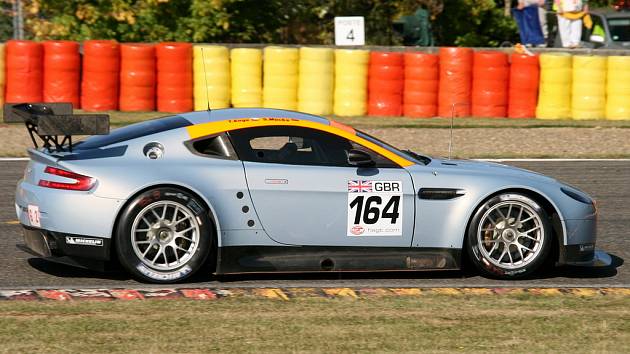 Tomáš Enge předvedl v Nogaru nový vůz Aston Martin Vantage V8 GT2.