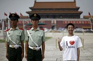 Čínští policisté hlídkují před olympiádou u pekingského Zakázaného města.