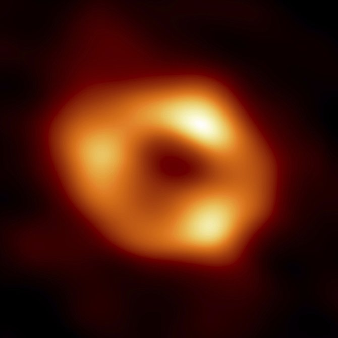 Snímek obří černé díry Sagittarius A*, která se nachází v centru Mléčné dráhy
