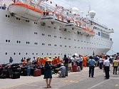 Havarovaná italská turistická loď Costa Allegra dnes ráno dorazila za pomoci tažných plavidel do přístavu města Victoria na Seychelách, kde z ní konečně na pevninu vystoupila tisícovka cestujících a členů posádky.