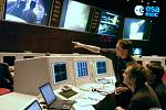 Pracovníci Evropské kosmické agentury (ESA) v řídící místnosti Evropského střediska pro vesmírné operace (ESOC) v německém Darmstadtu