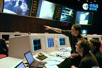 Pracovníci Evropské kosmické agentury (ESA) v řídící místnosti Evropského střediska pro vesmírné operace (ESOC) v německém Darmstadtu