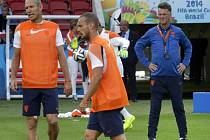 Fotbalisté Nizozemska Arjen Robben (vlevo) a Wesley Sneijder (uprostřed) na tréninku pod dohledem kouče Louise van Gaala.