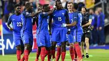 Paul Pogba slaví se spoluhráči druhý gól Francie.
