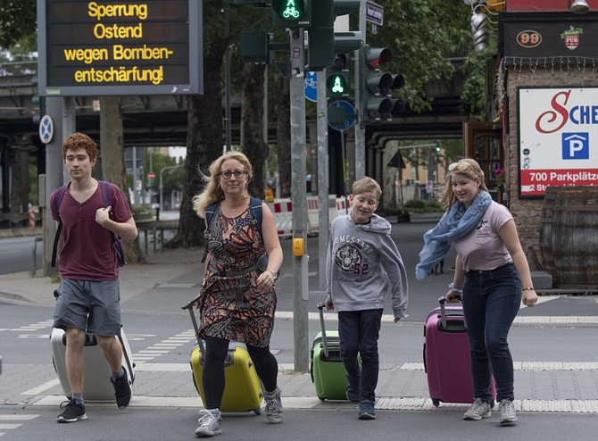 Lidé se evakuují ve Frankfurtu nad Mohanem kvůli nálezu nevybuchlé letecké bomby z války