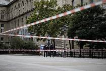 Uzavřené prostranství před policejních prefekturou v Paříži, kde 3. října zaměstnanec ubodal čtyři kolegy