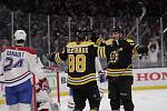 Utkání NHL Boston - Montreal. Hokejista Bostonu Bruins David Pastrňák (uprostřed) se raduje ze vstřeleného gólu, vpravo mu gratuluje spoluhráč Patrice Bergeron