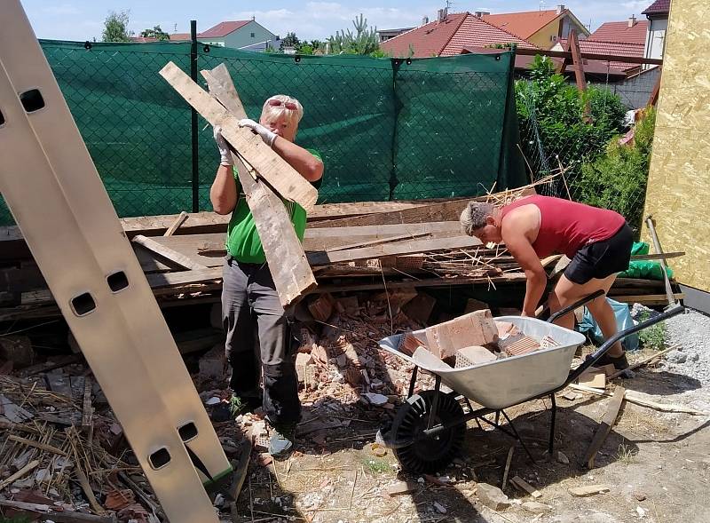 Barbora Zdráhalová a její "dream team" několika vytrvalých dobrovolníků pomáhají už rok v obcích zasažených tornádem.