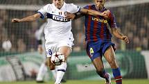 Opora Barcelony Thierry Henry (vpravo) v souboji s Luciem z Interu Milán v duelu Ligy mistrů. 