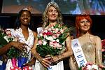 Vítězka soutěže krásy neslyšících Miss deaf world 2009 Diana Kovtun z Ukrajiny (uprostřed) s ostatními vítězkami, vlevo 1. vicemiss Simhiwe Magagula z Svazilska a vpravo 2. vicemiss Maria Baranova z Ruska