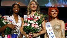 Vítězka soutěže krásy neslyšících Miss deaf world 2009 Diana Kovtun z Ukrajiny (uprostřed) s ostatními vítězkami, vlevo 1. vicemiss Simhiwe Magagula z Svazilska a vpravo 2. vicemiss Maria Baranova z Ruska