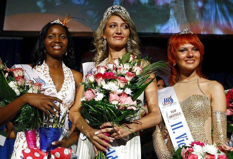 Vítězka soutěže krásy neslyšících Miss deaf world 2009 Diana Kovtun z Ukrajiny (uprostřed) s ostatními vítězkami, vlevo 1. vicemiss Simhiwe Magagula z Svazilska a vpravo 2. vicemiss Maria Baranova z Ruska