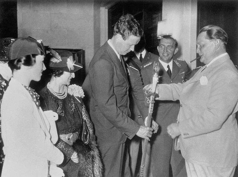V roce 1938 dostal Lindbergh Záslužný kříž Německého orla, kterým jej dekoroval maršál německého nacistického letectva Hermann Göring