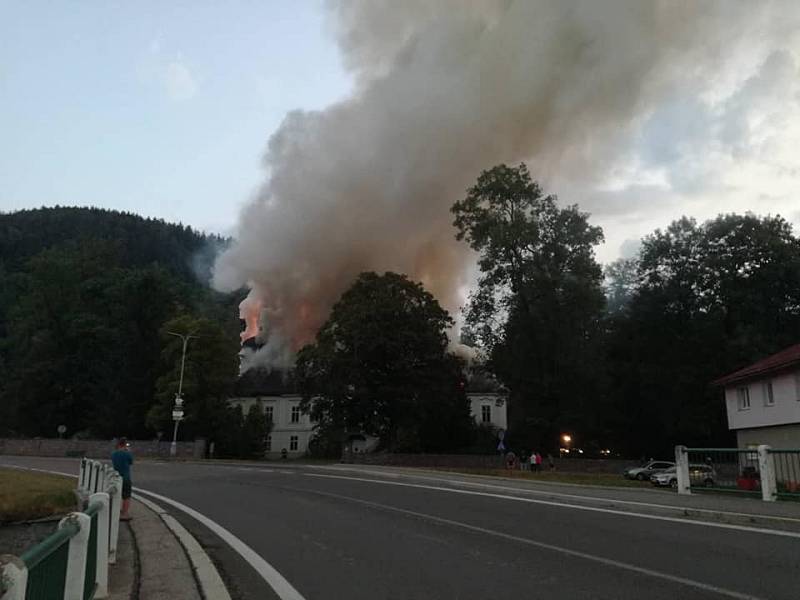 Hasiči bojují s požárem zámku v Horním Maršově