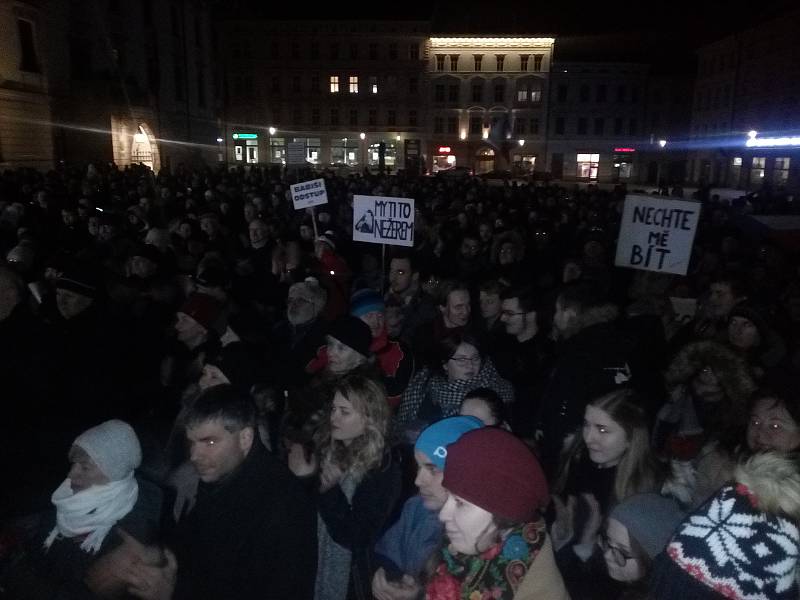 Protest u Trojice. Stovky lidí v pondělí v Olomouci na Horním náměstí vyjádřily nesouhlas se zvolením Zdeňka Ondráčka do čela komise. Foto: Deník/Jiří Kopáč