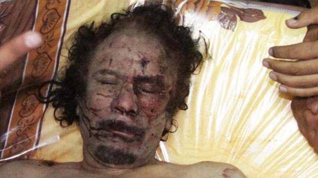 Tělo svrženého libyjského diktátora Muammara Kaddáfího.