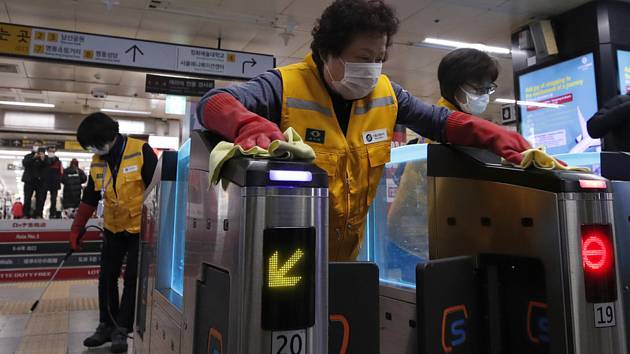 Pracovníci dezinfikují prostory metra v jihokorejském Soulu na snímku ze 4. března 2020