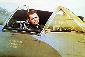 Čechoslovák Miroslav Liškutín v kabině Meteoru v září 1958 na základně RAF Church Fenton.