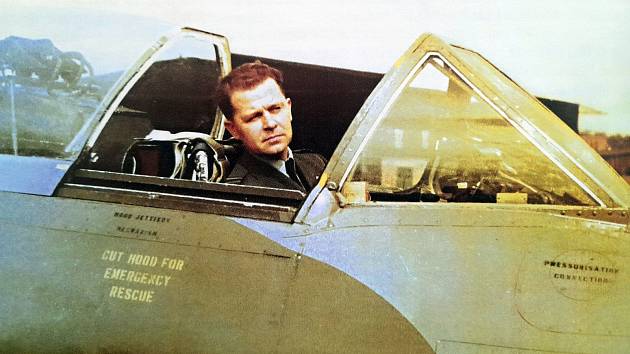Čechoslovák Miroslav Liškutín v kabině Meteoru v září 1958 na základně RAF Church Fenton.