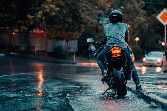 Jízda na motorce v dešti se může změnit v utrpení