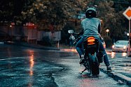 Jízda na motorce v dešti se může změnit v utrpení
