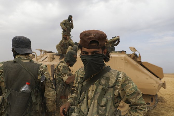 Bojovníci Tureckem podporované syrské opozice u města Rás al-Ajn na snímku z 18. října 2019