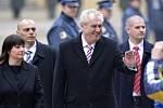 Prezident Miloš Zeman doprovázený manželkou Ivanou zdraví přihlížející na Pražském hradě, kde 8. března složil slib a ujal se na dalších pět let úřadu hlavy státu.