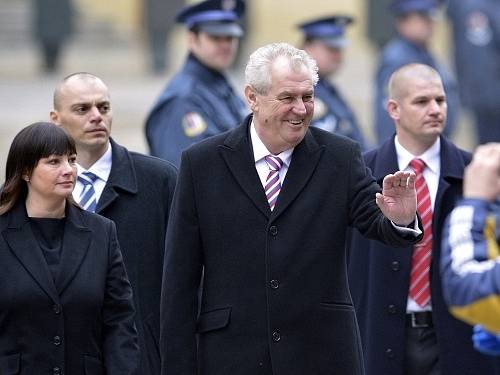 Prezident Miloš Zeman doprovázený manželkou Ivanou zdraví přihlížející na Pražském hradě, kde 8. března složil slib a ujal se na dalších pět let úřadu hlavy státu.