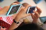 Ukazuje se, že děti tráví před displeji mobilů a obrazovkami počítačů výrazně více času než dospělí.