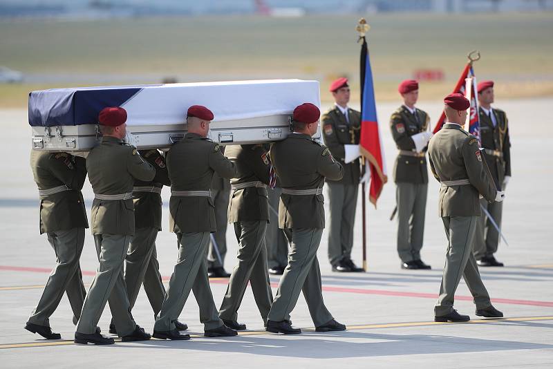 Pietní ceremoniál za zesnulé vojáky na pražském ruzyňském letišti.