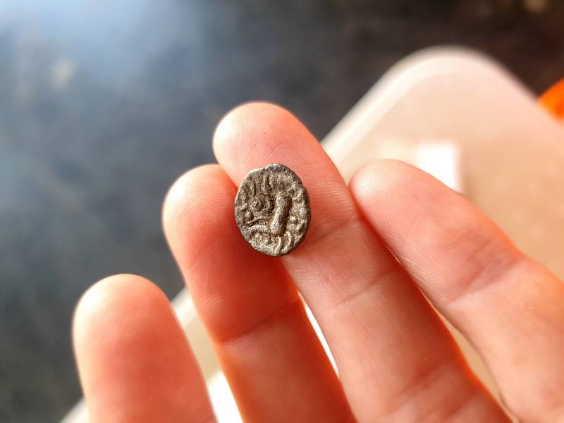 Mince objevená při archeologických vykopávkách ve Fleet Marston, Anglie.