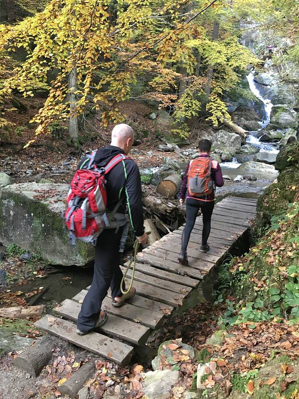 Rešovské vodopády jsou přístupné po dřevěných žebřících, lávkách a mostech