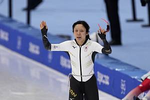 Japonská rychlobruslařka Miho Takagiová se raduje z vítězství v závodě na 1000 metrů na ZOH.
