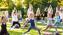 Lekce jógy jsou většinou skupinové. Pokud se jí ale chcete věnovat aktivně, bez domácí praxe se neobejdete.