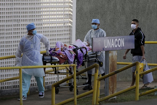Zdravotníci přivážejí jednoho z nakažených pacientů koronavirem do Fakultní nemocnice v Brasílii (na snímku z 5. srpna 2020)