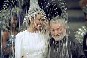 Módní návrhář španělského původu Paco Rabanne s modelkou, která předvádí jeho návrh v Paříži 29. července 1992