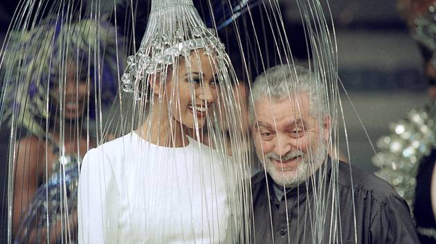 Módní návrhář španělského původu Paco Rabanne s modelkou, která předvádí jeho návrh v Paříži 29. července 1992