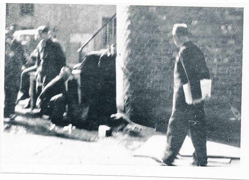 Vidkun Qusling na tajně pořízeném snímku, který ho zachycuje po zatčení v květnu 1945. Za svou činnost během války byl Quisling v říjnu 1945 popraven
