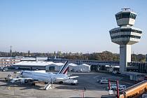 Letoun Airbus aerolinek Air France na berlínském letišti Tegel před odletem do Paříže, 8. listopadu 2020