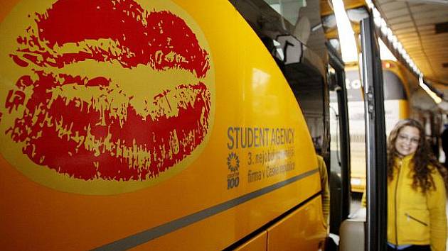 Na autobusovém nádraží Praha-Florenc byl 14. února představen valentýnský autobus Student Agency s fotografiemi sedmi finalistů soutěže o Nejzamilovanější pár roku a s otisky rtů stevardek.