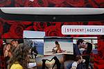 Na autobusovém nádraží Praha-Florenc byl 14. února představen valentýnský autobus Student Agency s fotografiemi sedmi finalistů soutěže o Nejzamilovanější pár roku a s otisky rtů stevardek.