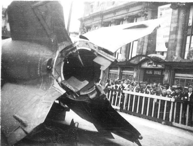 Veřejné představení rakety V-2 na náměstí v Antverpách v roce 1945.