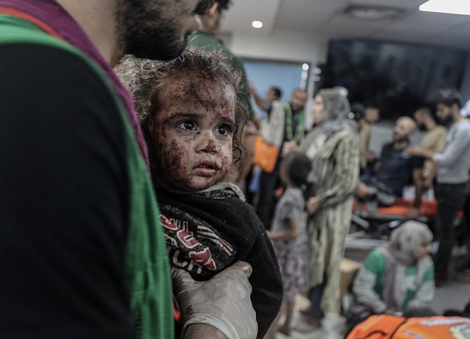 Při útoku na nemocnici v Gaze zemřely stovky lidí. Palestinci viní Izrael