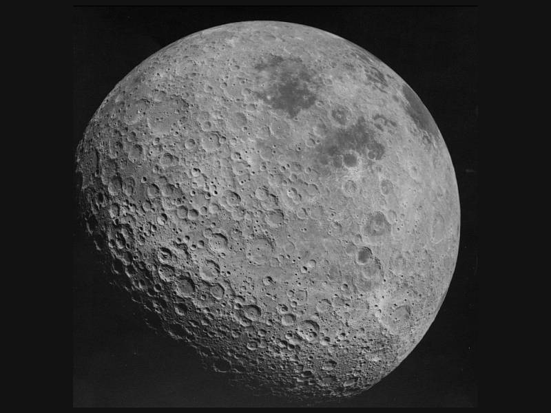 Snímek odvrácené strany Měsíce pořízený z lodi Apollo 16